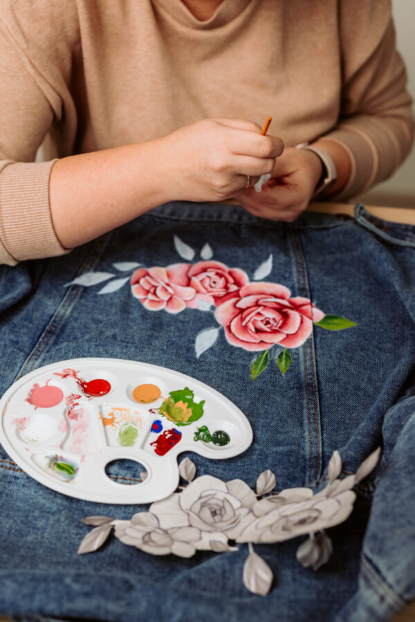 kurs jak malować na ubraniach, jak malować kwiatki na kurtce jeansowej