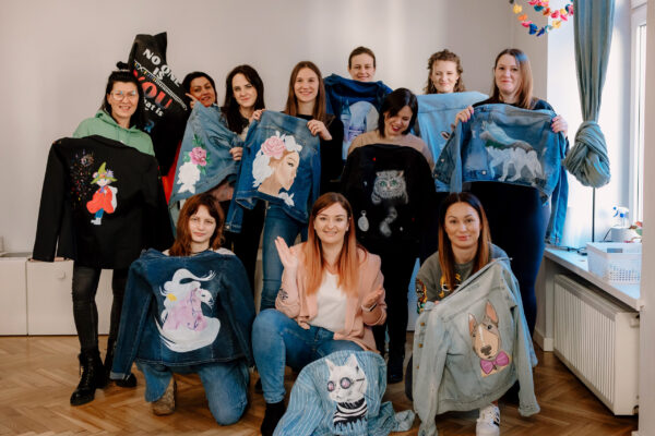 Klaudia Kroczek warsztaty malowanie na ubraniach custom kurtki jeansowej