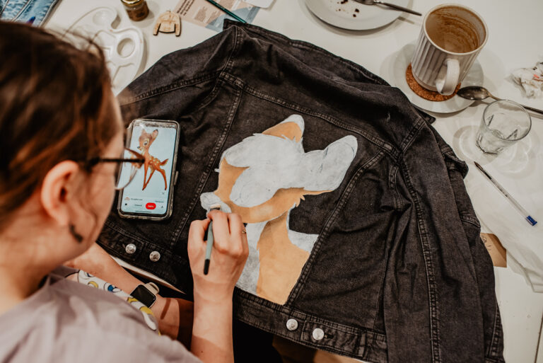 bambi na kurtce jeansowej namalowana farbami klaudia kroczek